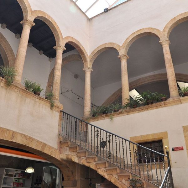 Tarragona.- Antiga Casa de la Ciutat, edifici del S. XIV de planta baixa i dos pisos. Pati central, escala i galeria renaixentista dels S. XVI/XVII (7/2012)