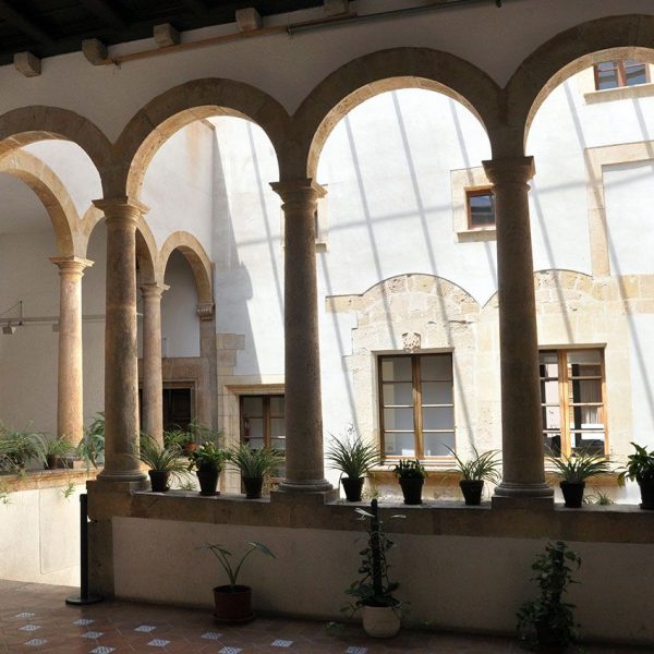 Tarragona.- Antiga Casa de la Ciutat, edifici del S. XIV de planta baixa i dos pisos. Pati central, escala i galeria renaixentista dels S. XVI/XVII (7/2012)