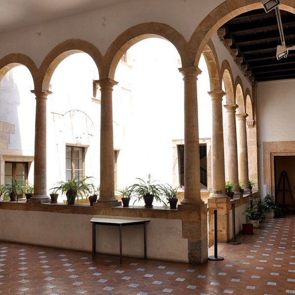 Tarragona.- Antiga Casa de la Ciutat, edifici del S. XIV de planta baixa i dos pisos. Pati central, escala i galeria renaixentista dels S. XVI/XVII (7/2012)