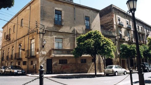 Tarragona.- Casa Elias, S. XVIII, barroca de planta baixa i dos pisos on hi destaca el pati interior amb una escala noble amb columnes que suporten el pis (4/1999)