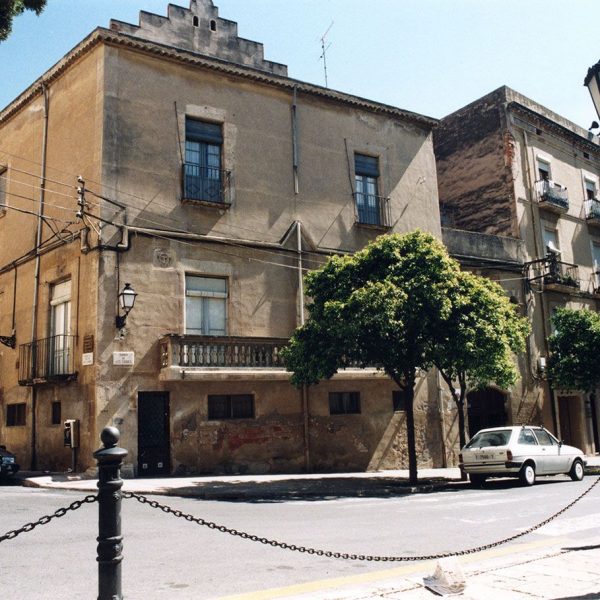 Tarragona.- Casa Elias, S. XVIII, barroca de planta baixa i dos pisos on hi destaca el pati interior amb una escala noble amb columnes que suporten el pis (4/1999)
