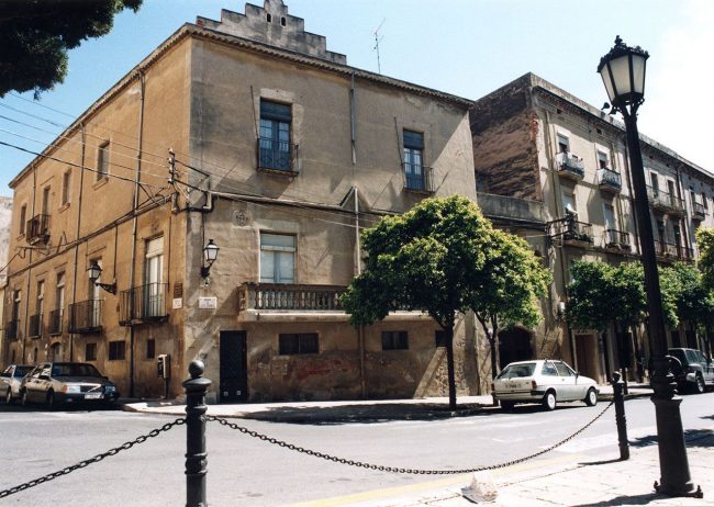Tarragona.- Casa Elias, S. XVIII, barroca de planta baixa i dos pisos on hi destaca el pati interior amb una escala noble amb columnes que suporten el pis (4/1999)