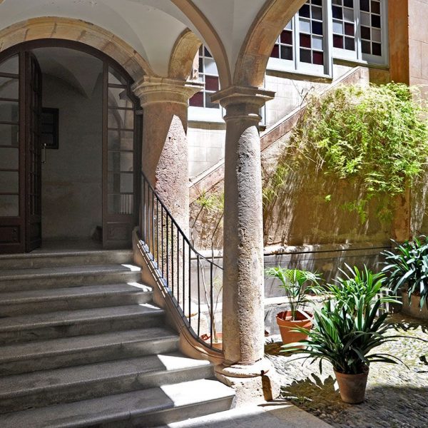 Tarragona.- Casa Elias, S. XVIII, barroca de planta baixa i dos pisos on hi destaca el pati interior amb una escala noble amb columnes que suporten el pis (7/2012)