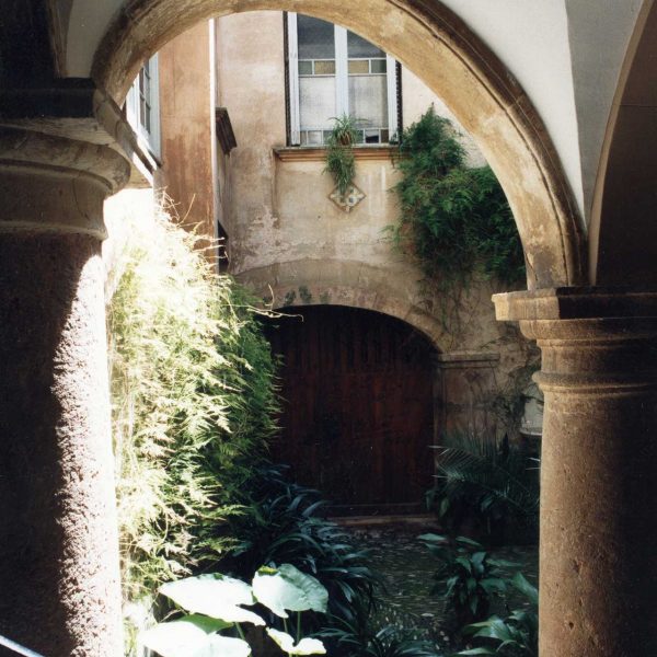 Tarragona.- Casa Elias, S. XVIII, barroca de planta baixa i dos pisos on hi destaca el pati interior amb una escala noble amb columnes que suporten el pis (4/1999)