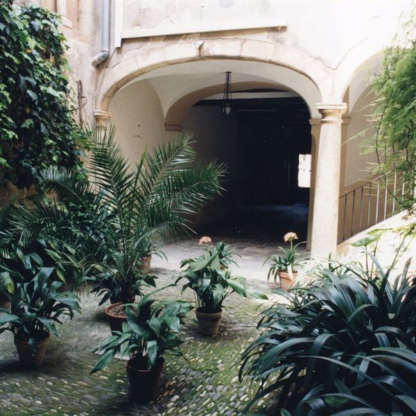 Tarragona.- Casa Elias, S. XVIII, barroca de planta baixa i dos pisos on hi destaca el pati interior amb una escala noble amb columnes que suporten el pis (4/1999)