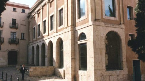 Tarragona.- Antiga Audiència d’estil neoclàssic del S. XX i actual Universitat Rovira i Virgili. Conserva estructures romanes a l’exterior i a l’interior (10/1998)