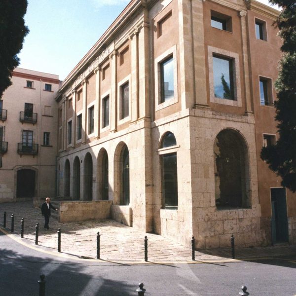 Tarragona.- Antiga Audiència d’estil neoclàssic del S. XX i actual Universitat Rovira i Virgili. Conserva estructures romanes a l’exterior i a l’interior (10/1998)