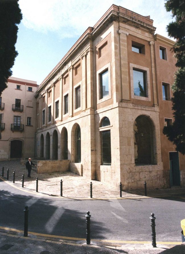 Tarragona.- Antiga Audiència d’estil neoclàssic del S. XX i actual Universitat Rovira i Virgili. Conserva estructures romanes a l’exterior i a l’interior (10/1998)