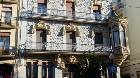 Tarragona.- Casa Salas, modernista del S. XX de planta baixa i tres pisos. Destaquen les motllures de les obertures i sobretot la tribuna cantonera (12/2017)