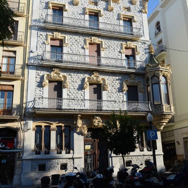 Tarragona.- Casa Salas, modernista del S. XX de planta baixa i tres pisos. Destaquen les motllures de les obertures i sobretot la tribuna cantonera (12/2017)