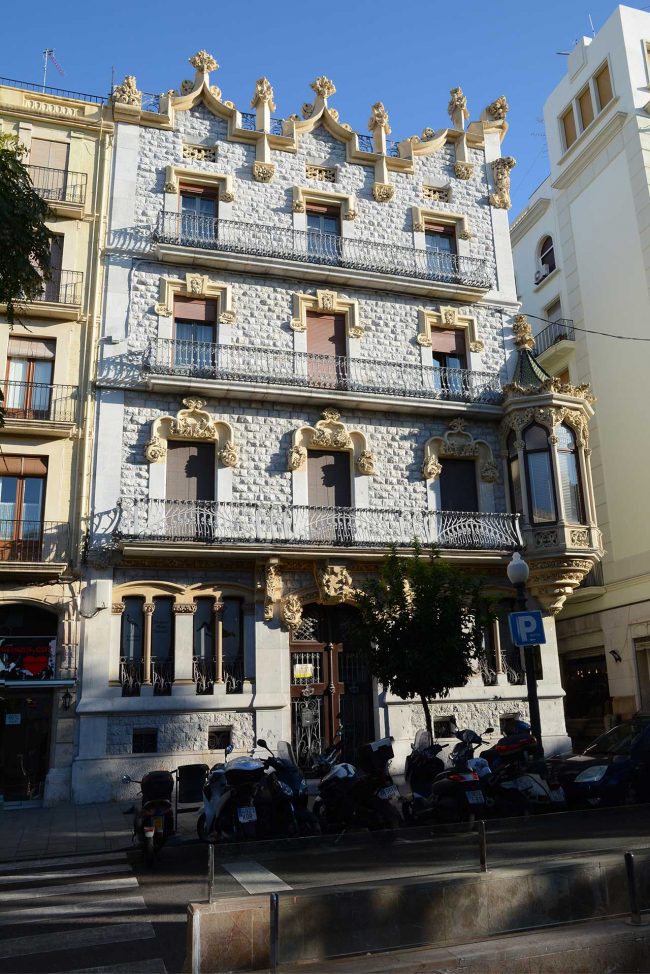 Tarragona.- Casa Salas, modernista del S. XX de planta baixa i tres pisos. Destaquen les motllures de les obertures i sobretot la tribuna cantonera (12/2017)