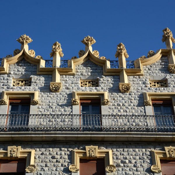 Tarragona.- Casa Salas, modernista del S. XX de planta baixa i tres pisos. Destaquen les motllures de les obertures i sobretot la tribuna cantonera (12/2017)