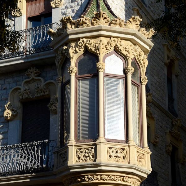 Tarragona.- Casa Salas, modernista del S. XX de planta baixa i tres pisos. Vista de la tribuna suportada per una base d’anelles superposades (12/2017)