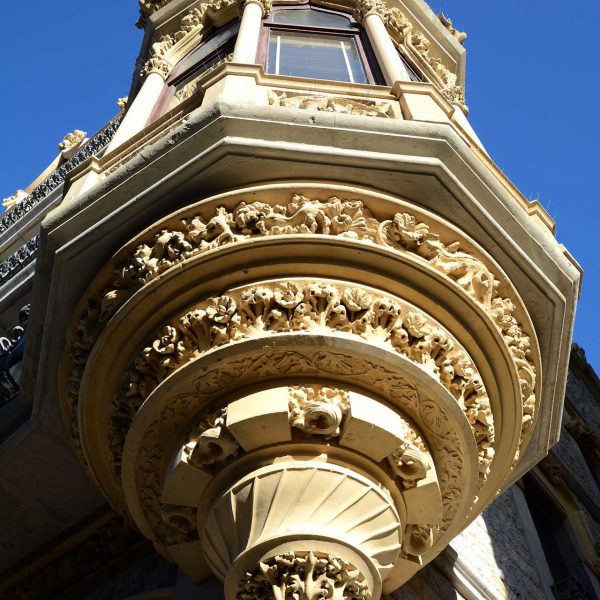 Tarragona.- Casa Salas, modernista del S. XX de planta baixa i tres pisos. Vista de la tribuna suportada per una base d’anelles superposades (12/2017)