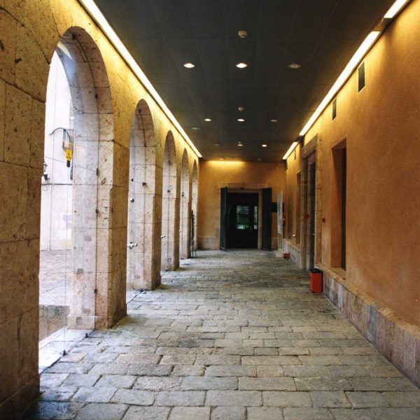 Tarragona.- Antiga Audiència d’estil neoclàssic del S. XX i actual Universitat Rovira i Virgili. Conserva estructures romanes a l’exterior i a l’interior (10/1998)