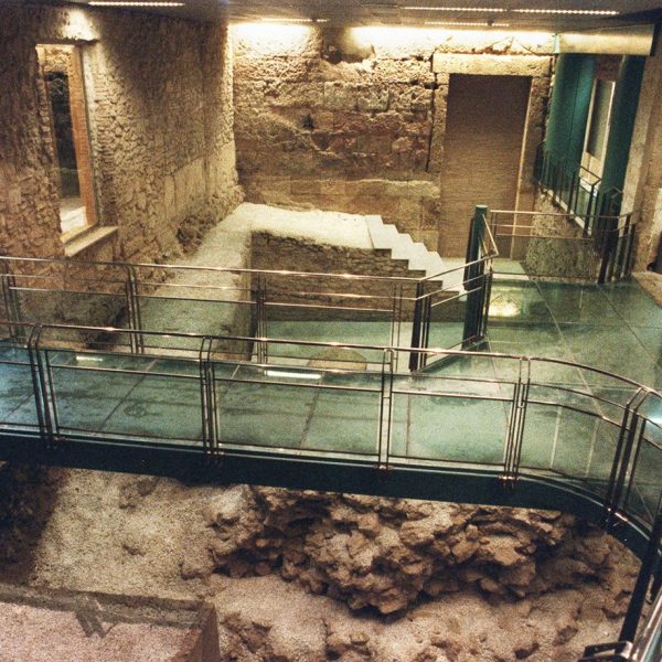 Tarragona.- Antiga Audiència d’estil neoclàssic del S. XX i actual Universitat Rovira i Virgili que conserva estructures romanes en el seu interior (11/1998)