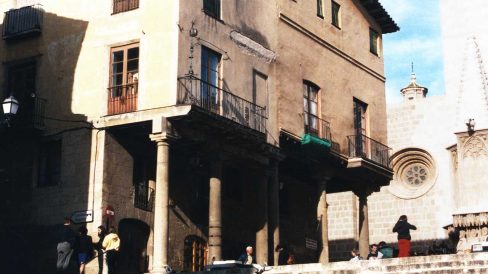 Tarragona.- Casa Suelves era propietat d’un Paborde. La façana sustentada per columnes es una barreja d’estils doncs els balcons son obra del S. XX (11/1998)