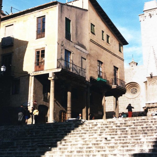 Tarragona.- Casa Suelves era propietat d’un Paborde. La façana sustentada per columnes es una barreja d’estils doncs els balcons son obra del S. XX (11/1998)