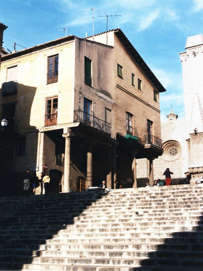 Tarragona.- Casa Suelves era propietat d’un Paborde. La façana sustentada per columnes es una barreja d’estils doncs els balcons son obra del S. XX (11/1998)