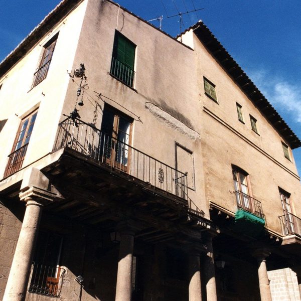 Tarragona.- Casa Suelves era propietat d’un Paborde on destaca la façana sustentada per columnes. En aquesta casa va morir la mare de Ferran II Joana Enriquez (11/1998)