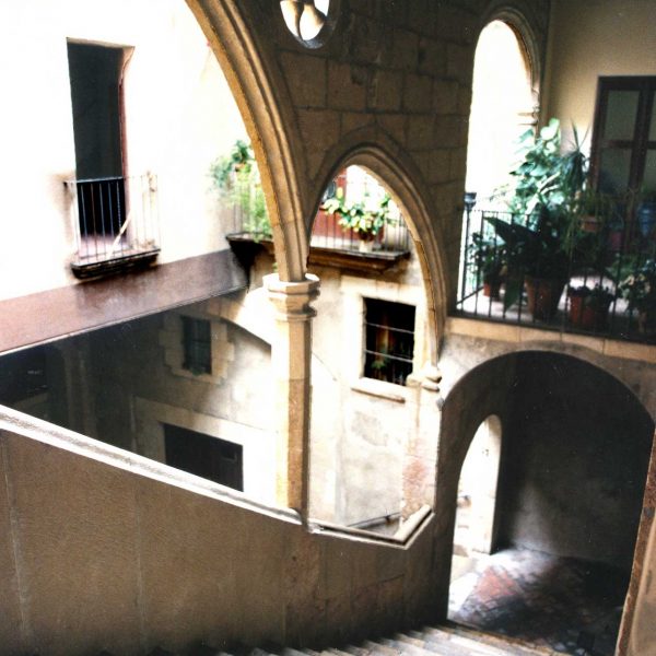 Tarragona.- Casa Suelves era propietat d’un Paborde amb una característica escala coberta sostinguda per pilastres i arcades (11/1998)