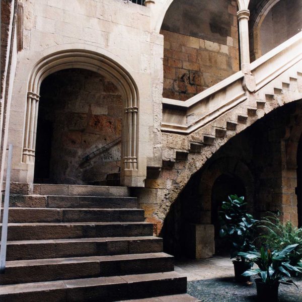 Tarragona.- Casa Suelves era propietat d’un Paborde amb una característica escala coberta sostinguda per pilastres i arcades (11/1998)