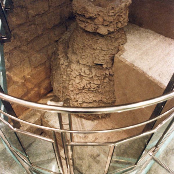 Tarragona.- Antiga Audiència d’estil neoclàssic del S. XX i actual Universitat Rovira i Virgili que conserva estructures romanes en el seu interior (11/1998)