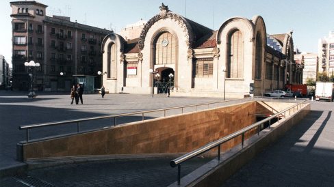 Tarragona.- Mercat Municipal, modernista del S. XX de tres naus longitudinals i una altre transversal. Les façanes estan resoltes amb arcades de mig punt (12/1998)