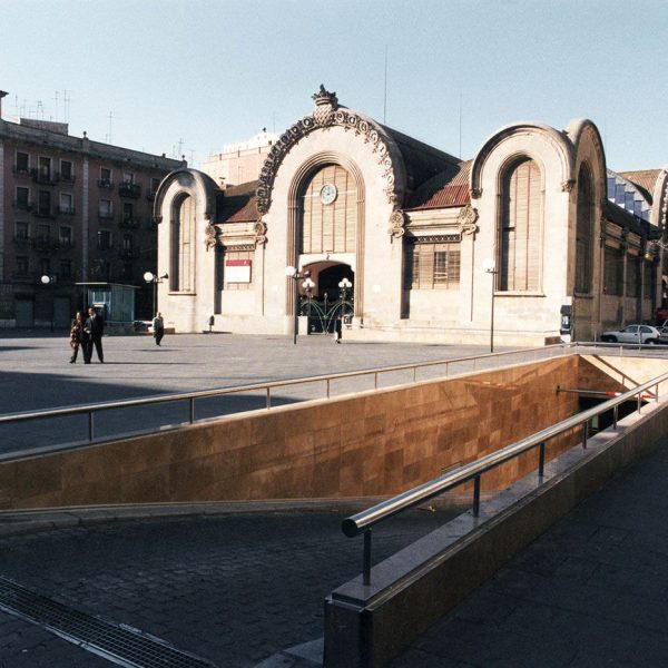 Tarragona.- Mercat Municipal, modernista del S. XX de tres naus longitudinals i una altre transversal. Les façanes estan resoltes amb arcades de mig punt (12/1998)