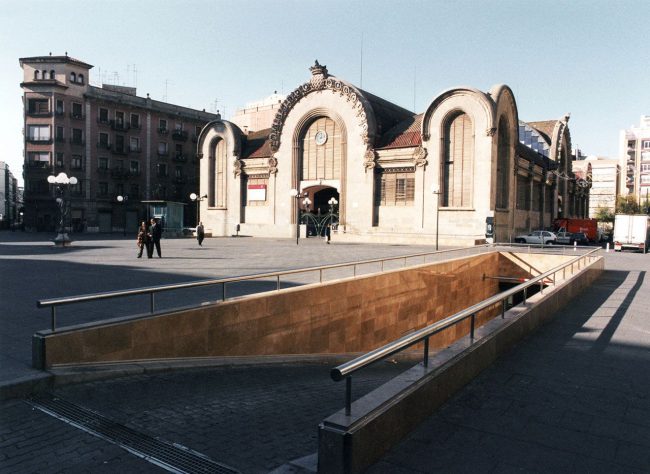 Tarragona.- Mercat Municipal, modernista del S. XX de tres naus longitudinals i una altre transversal. Les façanes estan resoltes amb arcades de mig punt (12/1998)