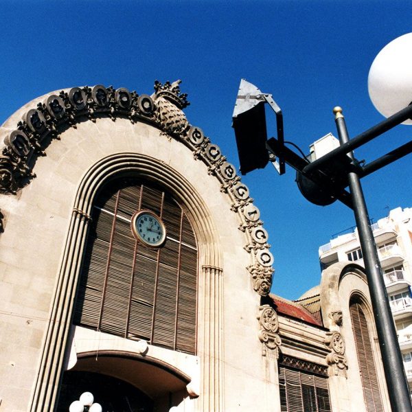 Tarragona.- Mercat Municipal, modernista del S. XX. Arcada central de la façana resseguida per un fris bisellat que porta escrit “Mercado Público” (12/2018)