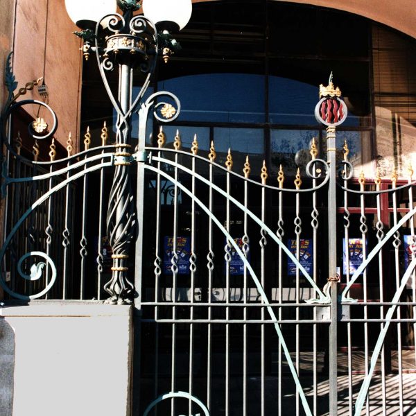 Tarragona.- Mercat Municipal, modernista del S. XX. Reixa de la porta principal de ferro forjat de caire modernista (12/1998)