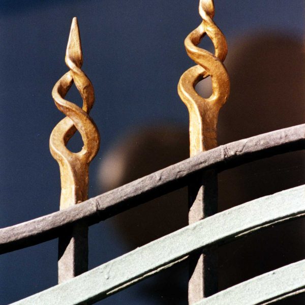 Tarragona.- Mercat Municipal, modernista del S. XX. Reixa de la porta principal de ferro forjat de caire modernista (12/1998)