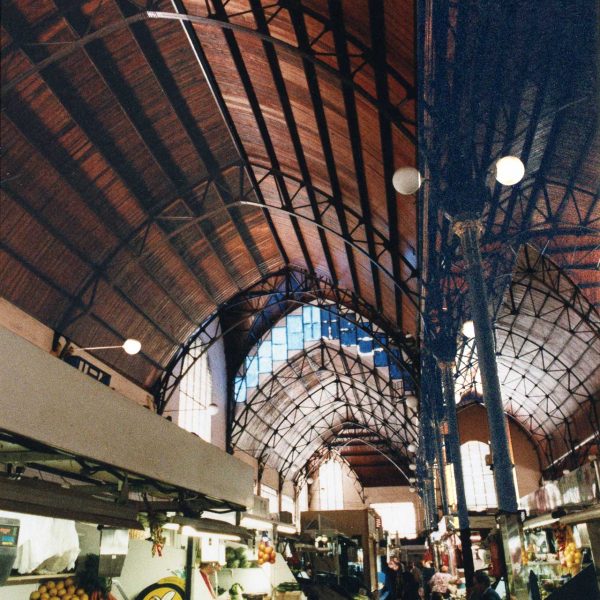 Tarragona.- Mercat Municipal, modernista del S. XX. Interior amb els sostres suportats per estructures d’arc apuntat i per columnes metàl·liques (12/1998)