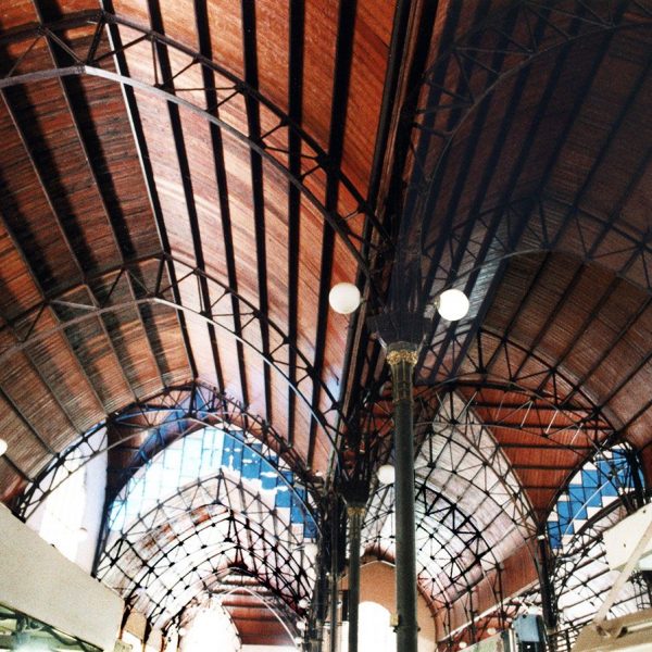 Tarragona.- Mercat Municipal, modernista del S. XX. Interior amb els sostres suportats per estructures d’arc apuntat i per columnes metàl·liques (12/1998)