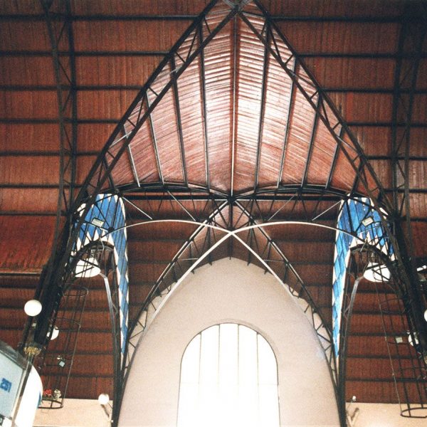 Tarragona.- Mercat Municipal, modernista del S. XX. Interior amb els sostres suportats per estructures d’arc apuntat i per columnes metàl·liques (12/1998)