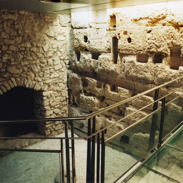 Tarragona.- Antiga Audiència d’estil neoclàssic del S. XX i actual Universitat Rovira i Virgili. Entre les restes romanes conserva la base d’una torre (11/1998)