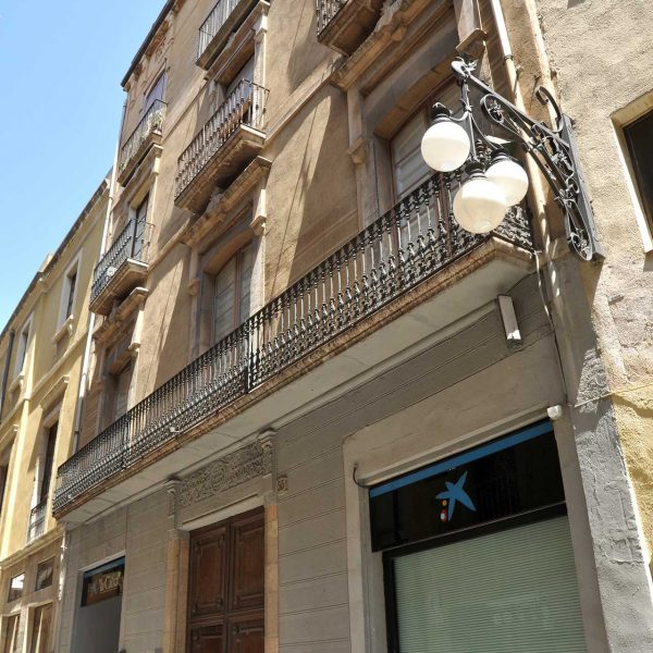 Tarragona.- Casa d’en Tomàs Brull seu de la Reial Stat. Arqueològica Tarraconense. Hi destaca el gran vestíbul i escala al primer pis (7/2012)