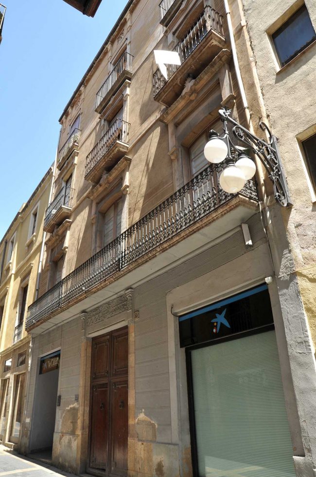 Tarragona.- Casa d’en Tomàs Brull seu de la Reial Stat. Arqueològica Tarraconense. Hi destaca el gran vestíbul i escala al primer pis (7/2012)