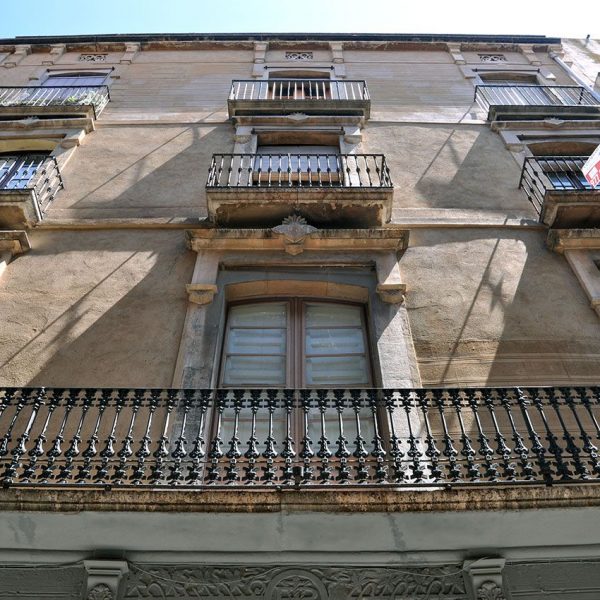 Tarragona.- Casa d’en Tomàs Brull seu de la Reial Stat. Arqueològica Tarraconense. Hi destaca el gran vestíbul i escala al primer pis (7/2012)