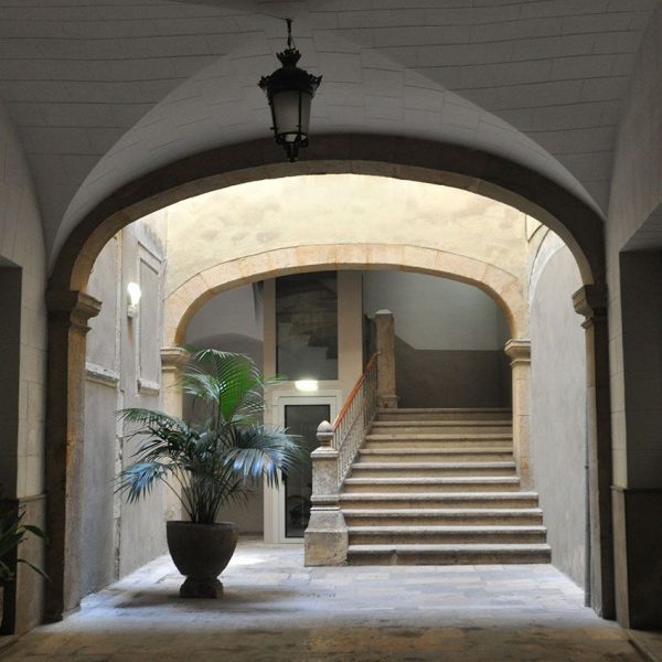 Tarragona.- Casa d’en Tomàs Brull seu de la Reial Stat. Arqueològica Tarraconense. Hi destaca el gran vestíbul i escala al primer pis (7/2012)