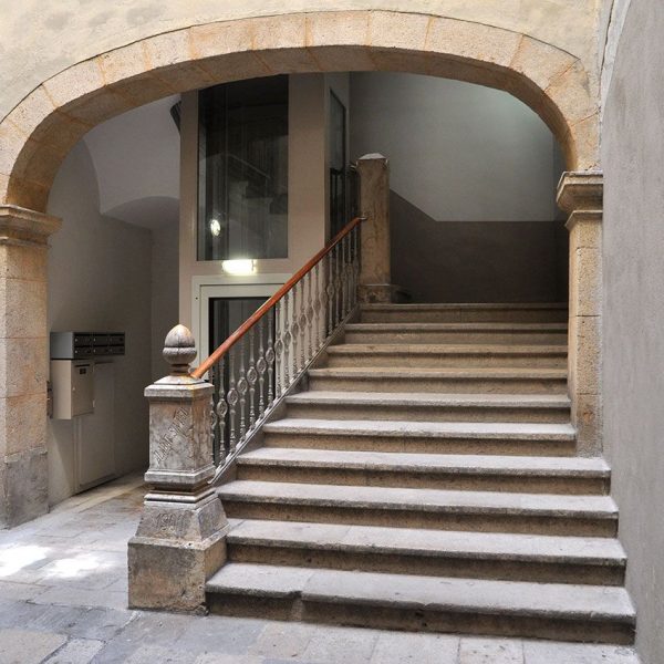 Tarragona.- Casa d’en Tomàs Brull seu de la Reial Stat. Arqueològica Tarraconense. Hi destaca el gran vestíbul i escala al primer pis (7/2012)