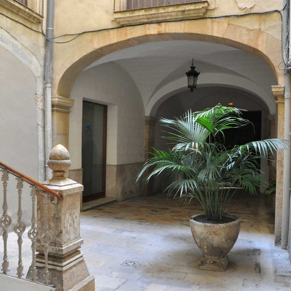 Tarragona.- Casa d’en Tomàs Brull seu de la Reial Stat. Arqueològica Tarraconense. Hi destaca el gran vestíbul i escala al primer pis (7/2012)