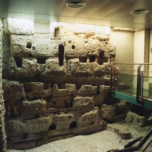 Tarragona.- Antiga Audiència d’estil neoclàssic del S. XX i actual Universitat Rovira i Virgili. Entre les restes romanes conserva la base d’una torre (11/1998)