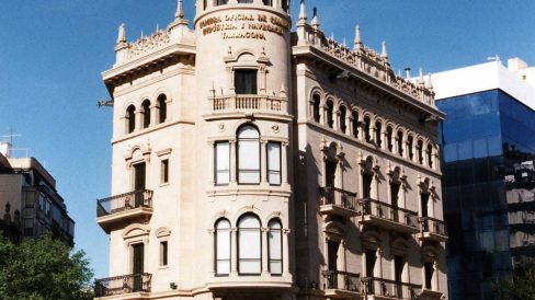 Tarragona.- Casa Escorsa o de la Punxa projectada l’any 1928 per Antoni Pujol Sevil. Hi destaca la torre circular amb coberta cònica de pissarra (9/1998)