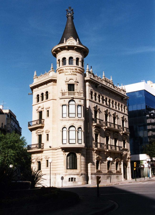 Tarragona.- Casa Escorsa o de la Punxa projectada l’any 1928 per Antoni Pujol Sevil. Hi destaca la torre circular amb coberta cònica de pissarra (9/1998)