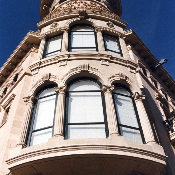 Tarragona.- Casa Escorsa o de la Punxa projectada l’any 1928 per Antoni Pujol Sevil. Hi destaca la torre circular amb coberta cònica de pissarra (9/1998)