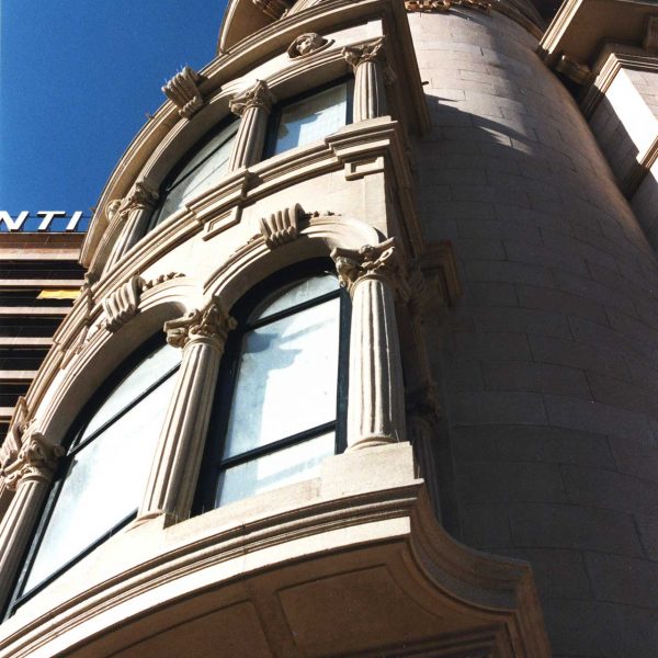 Tarragona.- Casa Escorsa o de la Punxa projectada l’any 1928 per Antoni Pujol Sevil. Hi destaca la torre circular amb coberta cònica de pissarra (9/1998)