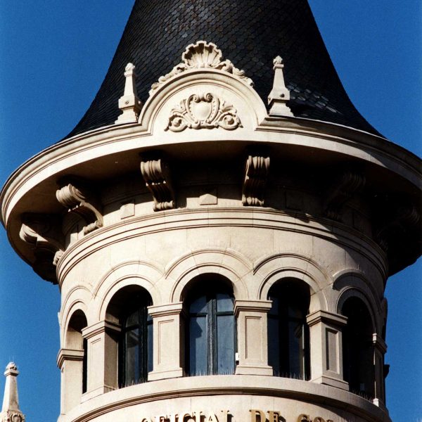 Tarragona.- Casa Escorsa o de la Punxa projectada l’any 1928 per Antoni Pujol Sevil. Hi destaca la torre circular amb coberta cònica de pissarra (9/1998)