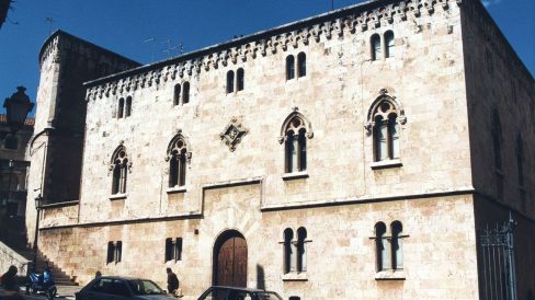 Tarragona.-Casa dels Canonges, d’estil historicista del S. XIX de dues plantes amb finestres neogòtiques de dos models. Sota cobert hi ha un fris d’arcs cecs (4/1999)